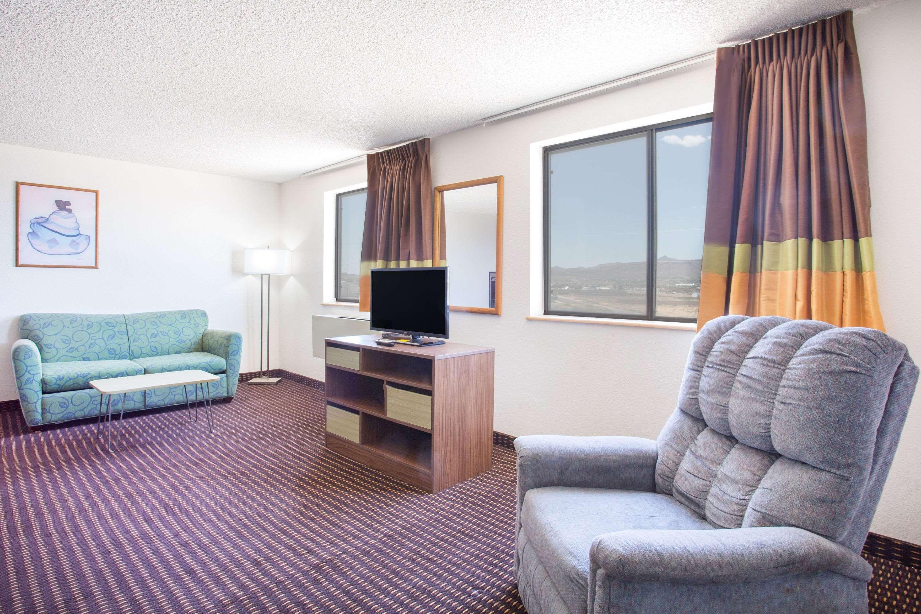 Super 8 By Wyndham Kingman Hotell Exteriör bild