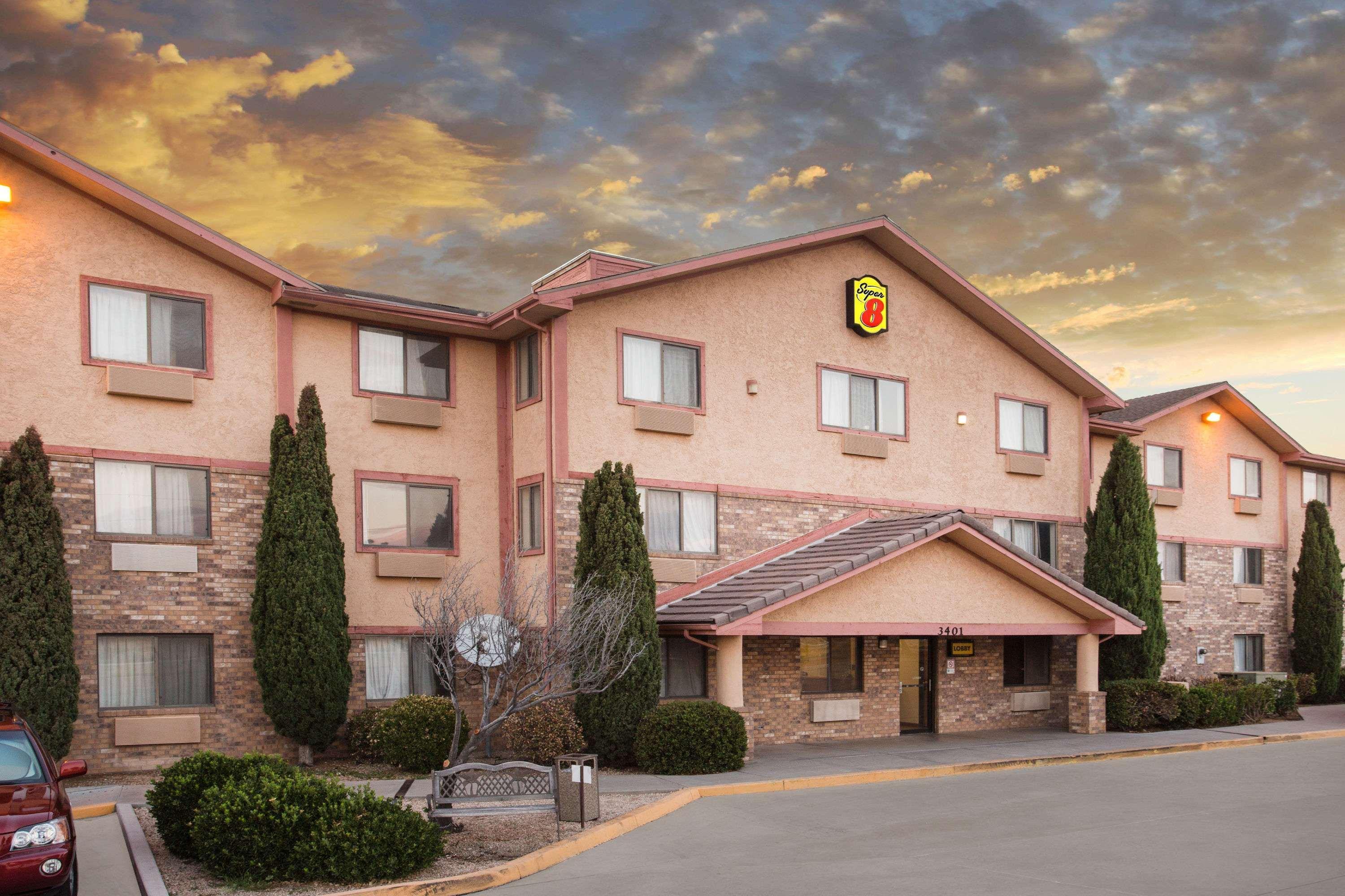 Super 8 By Wyndham Kingman Hotell Exteriör bild