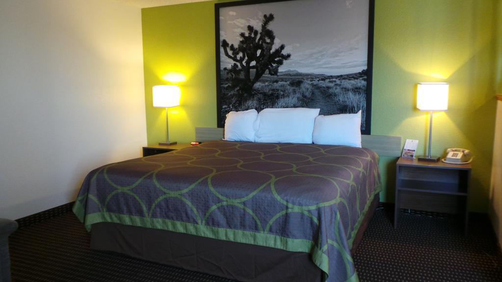 Super 8 By Wyndham Kingman Hotell Exteriör bild